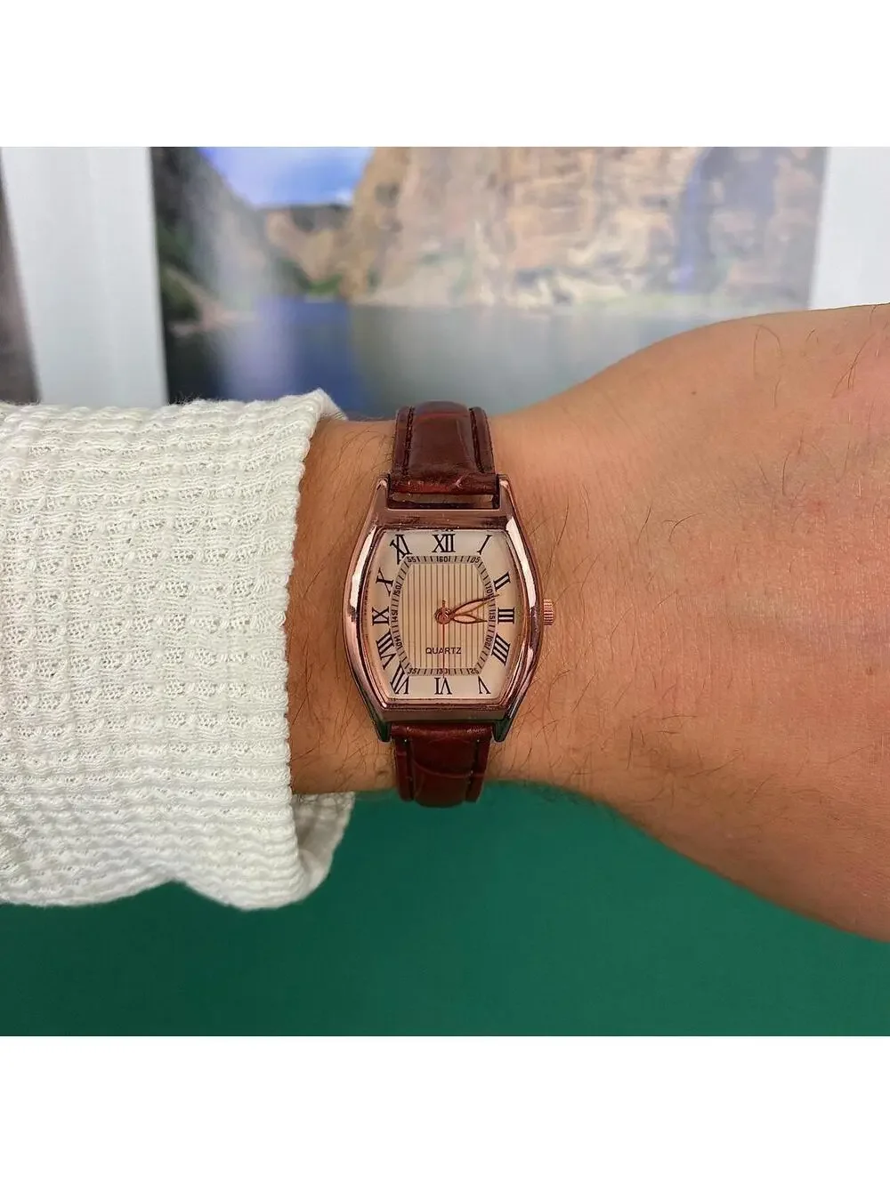 Minimalistic essential vintage style gold and leather style band watch. 9
